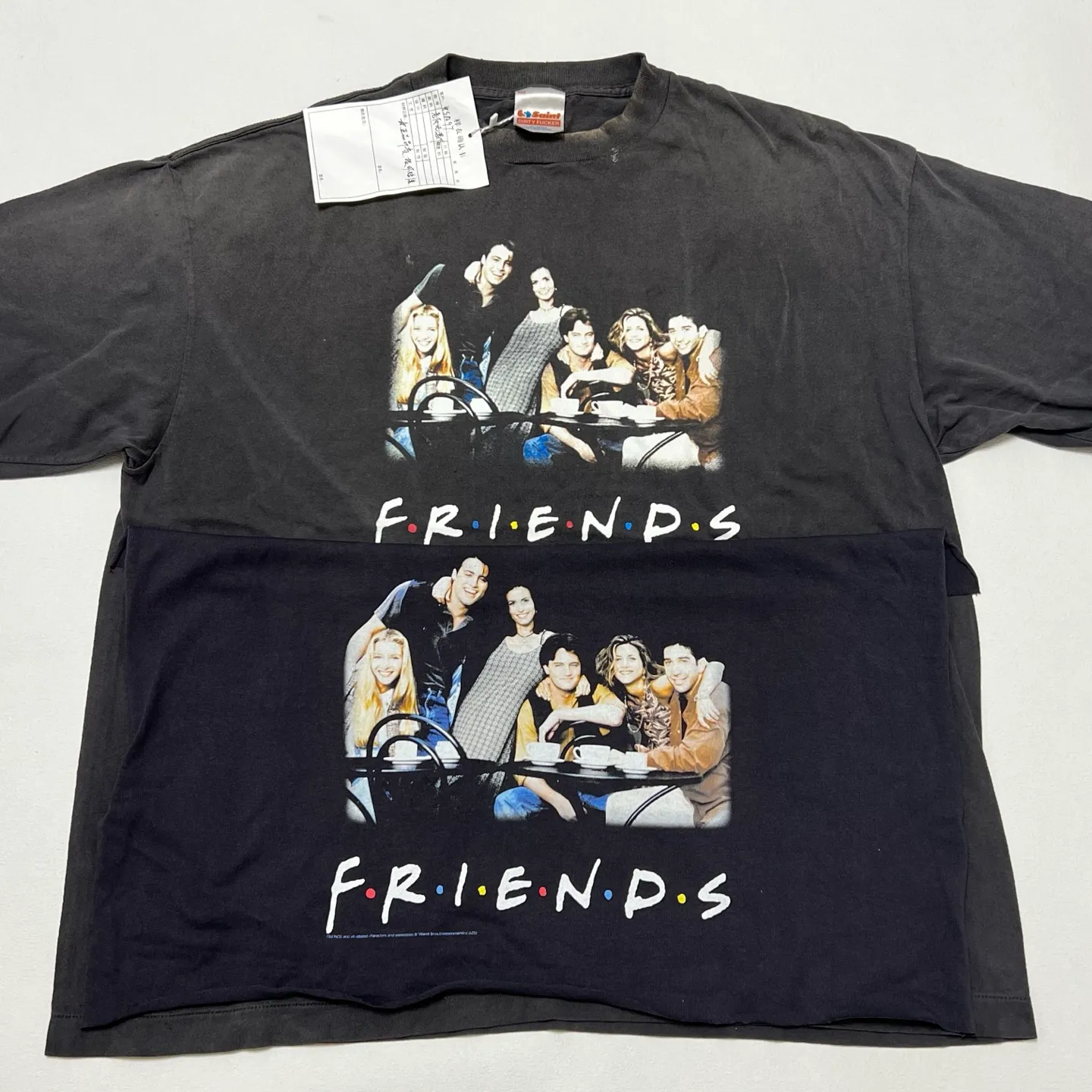 Domestic top printing factory God restores SAINT Mxxxxxx × FRIENDS FRD_SS TEE/FRIENDS/BLK Friends co-branded TEE Black stills TEE Washed black S-XL The ceiling of American dramas A must-have for feelings Assute ready-made garments washed and distressed Correct accessories Friends co-branded washed
